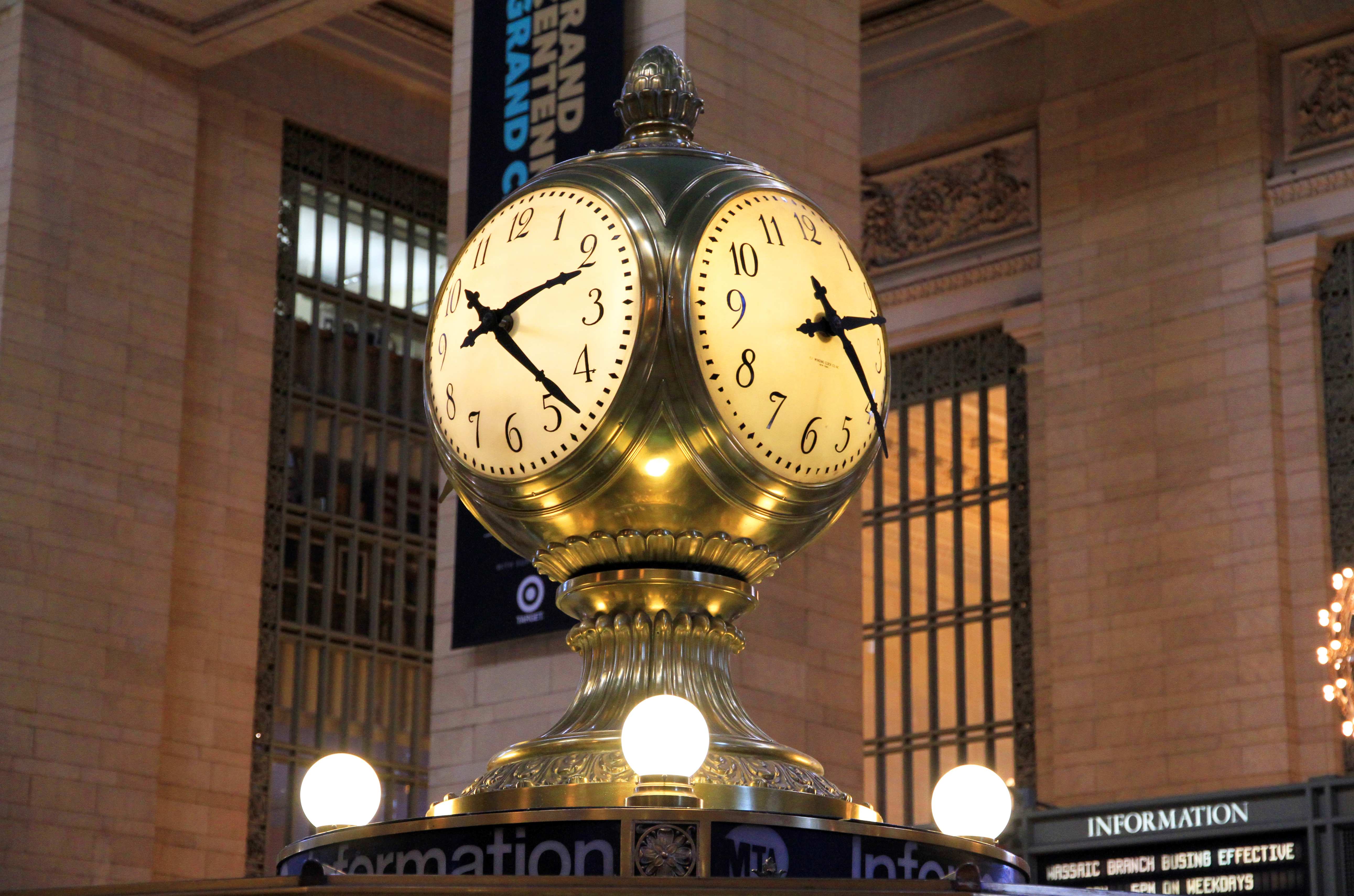 메인 콩코스 중앙 시계탑 (Main Concourse Information Booth Clock)